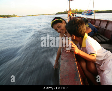 Wasser-Taxi am Fluss Magdalena, Kolumbien Stockfoto