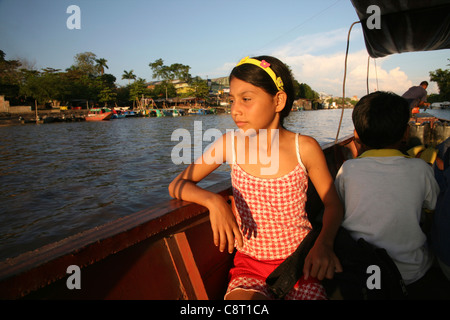 Wasser-Taxi am Fluss Magdalena, Kolumbien Stockfoto