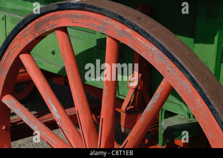 Detail des Rades auf einem alten Bock-Board am alten Bahnhof Stockfoto
