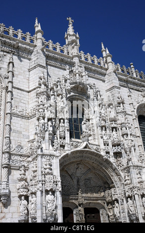 Das Südportal im manuelinischen Stil, das Mosteiro Dos Jerónimos (Kloster) in Belém, Lissabon, Portugal. Stockfoto
