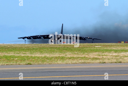 HICKAM AIR FORCE BASE, Hawaii - A B-52 Stratofortress Taxis auf der Start- und Landebahn am 6. April. Vier B-52s kam hier von Andersen Air Force Base, Guam, zu Typhoon Sudal-der Insel, den 7. April verpasst entkommen. Die B-52 zu Andersen aus Minot AFB, N.D. bereitgestellt werden. Stockfoto