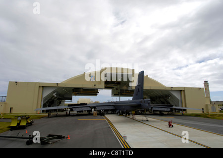 ANDERSEN LUFTWAFFENBASIS, Guam (AFPN) -- EINE B-52 Stratofortress von der Barksdale Luftwaffenbasis, La., sitzt während der Phasenwartung im Hangar 1. Die B-52s kommen von einem nach vorne eingesetzten Standort hierher und gehen nach 300 Flugstunden in die Phase der Wartung. Der Hangar mit einem Volumen von 34 Millionen Dollar ist der neueste Hangar der Air Force und kann jede Art von Luftwaffe beherbergen. Stockfoto