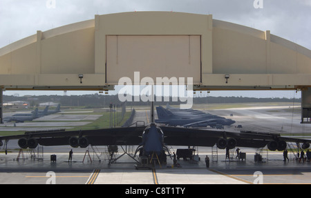 ANDERSEN LUFTWAFFENBASIS, Guam (AFPN) -- B-52 Stratofortress-Mechaniker inspizieren hier ihre Flugzeuge während der Wartungsphase im Hangar 1. Die Airmen sind Mitglieder des 2. Wartungsgeschwaders mit Sitz auf der Barksdale Air Force Base, La. Die B-52s kommen von einem vorausfahrenden Standort hierher und gehen nach 300 Flugstunden in die Phase der Wartung. Der Hangar mit einem Volumen von 34 Millionen Dollar ist der neueste Hangar der Air Force und kann jede Art von Luftwaffe beherbergen. Stockfoto