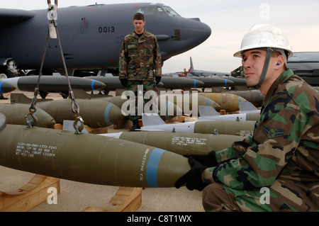 BARKSDALE AIR FORCE BASE, La. -- Airman 1st Class Scott LaCoy richtet eine Mk-82 Bombe aus. Die Munition ist mit der B-52 Stratofortress zu sehen, um ihre volle Leistungsfähigkeit zu zeigen. Airman LaCoy ist mit der 2. Munitions Squadron hier. Stockfoto