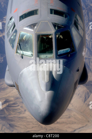 ÜBER AFGHANISTAN -- EIN Bomber der B-52 Stratofortress tankt während einer Nahkampfmission. Der KC-135 Stratotanker überträgt Treibstoff an den Bomber mit etwa 16 Gallonen pro Sekunde. Der Bomber stammt aus dem 2. Bombenflügel der Barksdale Air Force Base, La. Stockfoto