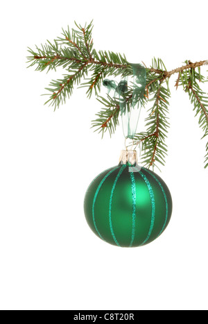 Nahaufnahme von einem grünen Weihnachtskugel hängen an einem Ast eines Weihnachtsbaumes Stockfoto