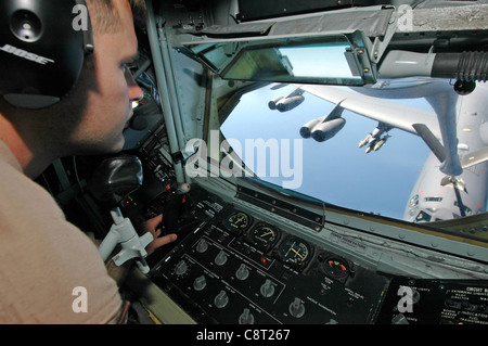 Der Flugmann 1. Klasse Ben Davis betankt einen B-52 Stratofortress-Bomber aus einem KC-135 Stratotanker Montag, 13. März 2006, während einer Mission zur Unterstützung der Operation Enduring Freedom. Die B-52 bietet Bodentruppen in Afghanistan eine enge Luftunterstützung. Davis ist ein Boomoperator, der der 28. Expeditionary Air Tanken Squadron zugewiesen ist. Stockfoto