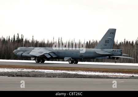 Eine Crew der Air Force Reserve landet nach einem Eingewöhnungsflug zur Vorbereitung auf Red Flag-Alaska 06 eine B-52 Stratofortress auf der Eielson Air Force Base, Alaska. Die Übung, früher Cope Thunder genannt, konzentriert sich auf gemeinsame Offensive Gegenluft, Verbot, Nahunterstützung und groß-Kraft-Beschäftigung Ausbildung. Das Flugzeug stammt aus dem 93rd Bomb Squadron in Barksdale AFB, La. Stockfoto