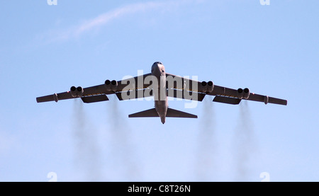 Eine b-52 Stratofortress aus der 93. Bomb Squadron Barksdale Air Force Base, Louisiana, zieht von Eielson AFB, Alaska Stockfoto