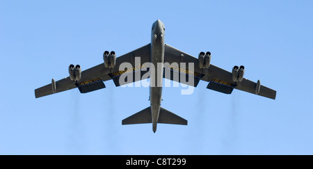 Zwei B-52 Stratofortress-Bomber, wie einer hier gezeigt, absolvierten eine Langstreckenausbildung von der Andersen Air Force Base, Guam, bis zur australischen Delamere Air Weapons Range im Northern Territory Okt. 24. Die B-52, aus dem 23. Expeditionary Bomb Squadron, sind Teil des "Green Lightning"-Sortims, nur der zweite seiner Art. Stockfoto