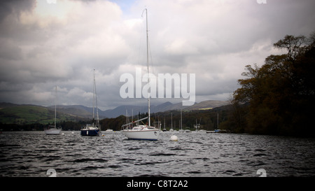 Dramatische Himmel während Segeln und Segelboote am Lake Windermere Stockfoto