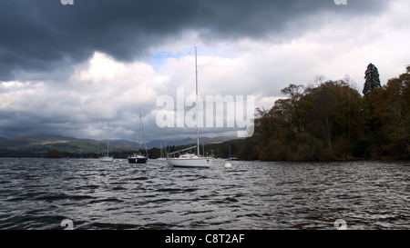 Dramatische Himmel während Segeln und Segelboote am Lake Windermere Stockfoto