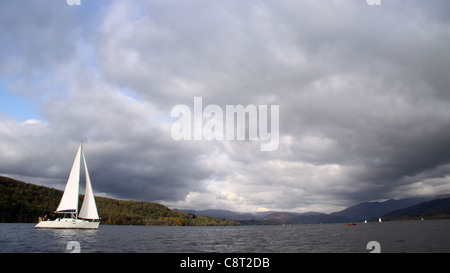 Dramatische Himmel während Segeln und Segelboote am Lake Windermere Stockfoto