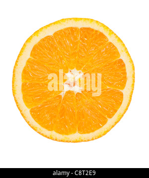 großes Stück orange mit Schale auf weißem Hintergrund Stockfoto