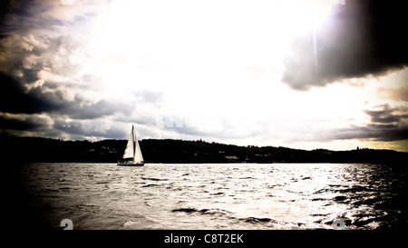 Dramatische Himmel während Segeln und Segelboote am Lake Windermere Stockfoto