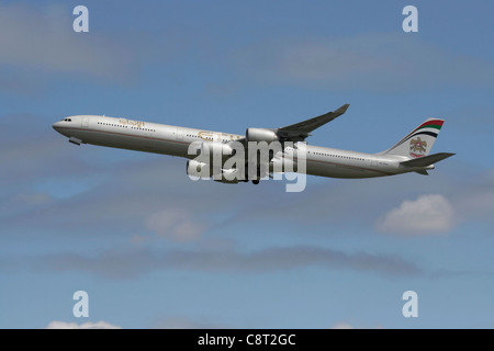 Etihad Airways Airbus A340-600 Long Haul airliner Klettern am Abreisetag Stockfoto