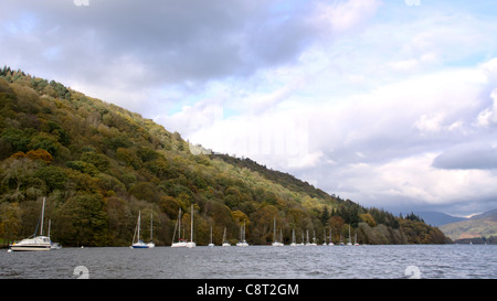 Dramatische Himmel während Segeln und Segelboote am Lake Windermere Stockfoto