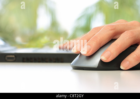 Hände auf Laptop-Computer und Maus arbeiten Stockfoto