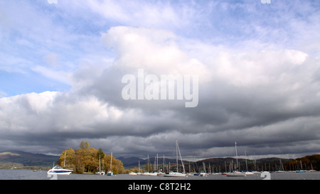 Dramatische Himmel während Segeln und Segelboote am Lake Windermere Stockfoto