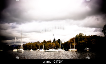 Dramatische Himmel während Segeln und Segelboote am Lake Windermere Stockfoto