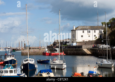 Zollamt im Hafen von Brixham, Devon England, Angeln, Hafen, Net, Riemenscheibe, Radar, Takelage, Seil, Meer, Himmel, superstructur Stockfoto