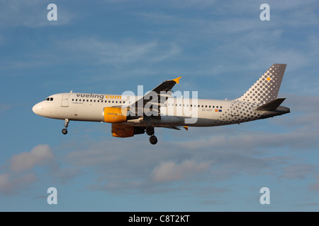 Die Airbus A320-Passagierflugzeugen, die spanische Billigfluggesellschaft Vueling fliegen am Ansatz. Von der Seite. Stockfoto