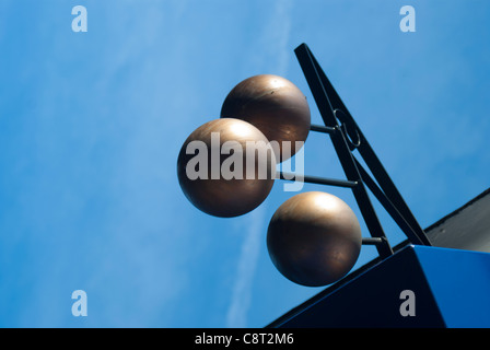 Die drei Kugeln Zeichen der Pfandleiher shop Stockfoto