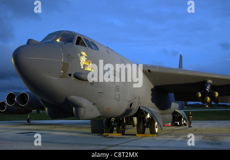 Eine B-52 Stratofortress, die auf der Andersen Air Force Base, Guam, stationiert ist, verlässt am 12. Februar eine Trainingsmission über dem Pazifischen Ozean. Die Bomber, die vom 2. Bombenflügel auf der Barksdale AFB, La., eingesetzt werden, sind Teil der 36. Operations Group, die diese Woche reaktiviert wurde, um eine kontinuierliche Bomberpräsenz in der Region Asien-Pazifik zu gewährleisten. Stockfoto