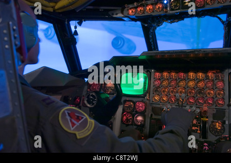 Capt. Joseph Babboni, 11Bomb Squadron benutzte einen der beiden B-52 Simulatoren auf der Barksdale Air Force Base, LA, um seine Fähigkeiten im Luftbetankungsbereich zu verbessern. Der tatsächliche Flug eines Bombers B25 Stratofortress kostet ungefähr 16,000 Dollar pro Stunde. Der Flugsimulator kostet ca. 400 Dollar pro Stunde. Trotz der Kosteneinsparungen kann nicht alle Schulungen in einem Simulator durchgeführt werden, weil die gleiche Genauigkeit reproduziert werden kann, um bestimmte Ereignisszenarien und Bedingungen zu simulieren. Stockfoto