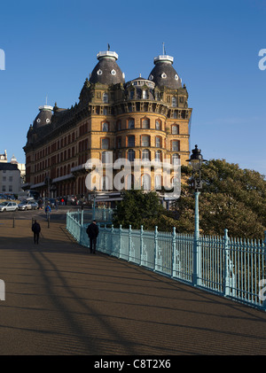 dh das Grand Hotel SCARBOROUGH NORTH YORKSHIRE viktorianischen Spa Hotel und Menschen zu Fuß auf die Spa-Brücke Stockfoto