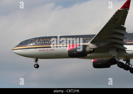 Royal Jordanian Airlines Airbus A330-200 Widebody airliner Fliegen am Ansatz. Nahaufnahme der vorderen Partie einschließlich Flügel und Motoren. Stockfoto