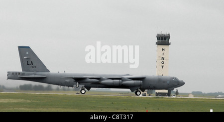 Eine B-52H Stratofortress vom 2. Bombenflügel auf der Barksdale AFB, La., hebt von Minot AFB, N.D., Juli 24 auf ihrem letzten Flug zur Tinker AFB, Okla. Dies ist die erste B-52H, die nach mehr als 45 Jahren engagierter Dienste für die Vereinigten Staaten und die Luftwaffe in den Ruhestand geht. Stockfoto