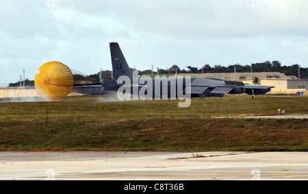 Einer von drei B-52 Stratofortress Bombern von der Barksdale Air Force Base, La., landet nach einem 17-stündigen Flug am 30. Mai auf der Andersen Air Force Base, Guam. Die Bomber, die dem 96. Expeditionskorb-Geschwader zugeordnet sind, unterstützen hier die kontinuierliche Präsenz der Bomber im Westpazifik. Stockfoto