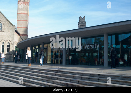 Schüler außerhalb der Nottingham Trent University, Newton und Arkwright Gebäude, Nottingham City centre, Nottingham, England, U.K Stockfoto