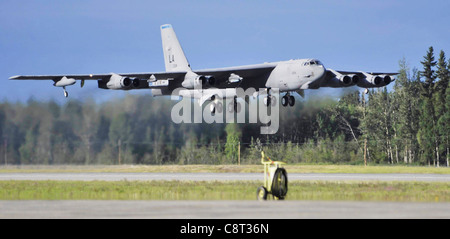Eine B-52H Stratofortress hebt während der Northern Edge 2009 von der Eielson Air Force Base, Alaska, im Juni 23 ab. Die Übung ist eine von einer Reihe von Übungen des U.S. Pacific Command, die gemeinsame Kräfte vorbereiten, um auf Krisen in der Region zu reagieren. Die B-52 wird Barksdale AFB, La. Stockfoto