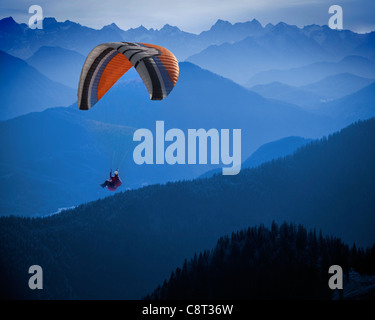 DE - Bayern: Hängegleiter über alpine Landschaft Stockfoto