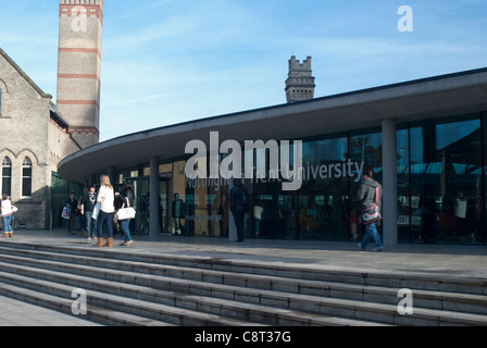 Schüler außerhalb der Nottingham Trent University, Newton und Arkwright Gebäude, Nottingham City centre, Nottingham, England, U.K Stockfoto