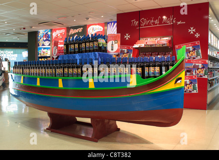 Display zur Förderung Malta hergestellten waren im Duty Free shopping-Bereich am Malta International Airport Stockfoto
