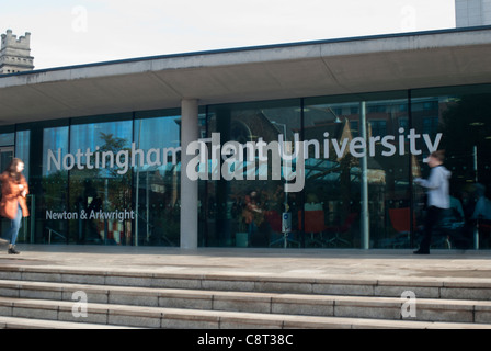 Schüler außerhalb der Nottingham Trent University, Newton und Arkwright Gebäude, Nottingham City centre, Nottingham, England, U.K Stockfoto