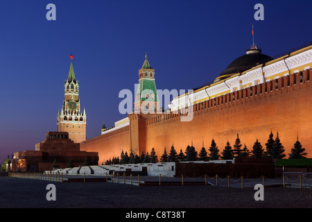 Gesamtansicht des roten Quadrats (des Heilands Tower, Senat und Lenin Mausoleum) im Morgengrauen in Moskau, Russland Stockfoto