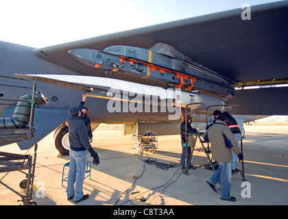 Besatzungsmitglieder und Programmbeamte bereiten den Waverider X-51A für einen Gefangenenflug unter einem Air Force Flight Test Center B-52H Stratofortress 9. Dezember 2009 auf der Edwards Air Force Base vor, Kalif. Die Captive Carry Mission ist Teil der Vorbereitungen, die vor dem ersten motorisierten Überschallflug der X-51 Anfang 2010 durchgeführt werden. Stockfoto