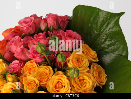 Eine Nahaufnahme von einem bunten Blumenstrauß. Orange, rosa und gelbe Rosen. Stockfoto