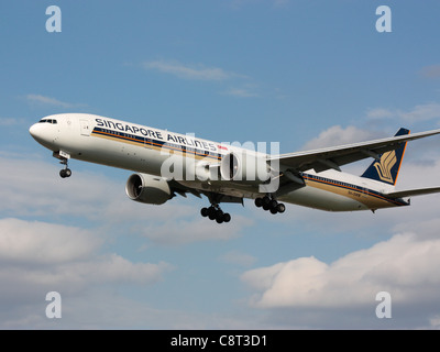 Singapore Airlines Boeing 777-300ER auf Ansatz Stockfoto