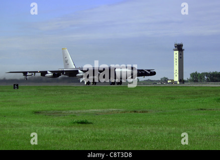 Eine B-52H Stratofortess hebt auf dem Weg zur Andersen Air Force Base, Guam, im Rahmen eines Einsatzes am 2. Juni 2010 auf der Minot Air Force Base, N.D. ab Während des sechsmonatigen Einsatzes werden fast 350 Airmen und mehrere B-52 die US-amerikanische Pazifikbehörde mit einer kontinuierlichen Bomberpräsenz in der asiatisch-pazifischen Region versorgen. Stockfoto