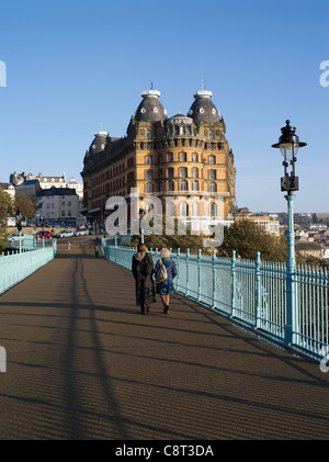 dh das Grand Hotel SCARBOROUGH NORTH YORKSHIRE viktorianischen Spa Hotel und Menschen zu Fuß auf die Spa-Brücke Stockfoto