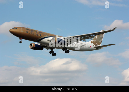 Gulf Air Airbus A330-200 airliner Fliegen auf Ansatz Stockfoto