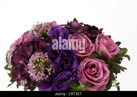 Eine Nahaufnahme von einem bunten Blumenstrauß. Rosa Rosen, lila Hortensie, Alliums, lebendige lila unbekannten Stockfoto