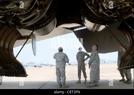 Die Flieger der 2. Instandhaltungseinheit untersuchen eine B-52H Stratofortress auf der Barksdale Air Force Base, La., während einer Wartungskontrolle vor dem Flug, um den Wettbewerb Global Strike Challenge vorzubereiten. Die leitenden Führungskräfte von Barksdale wählten die Konkurrenten aus, die den Flügel vertreten. Stockfoto