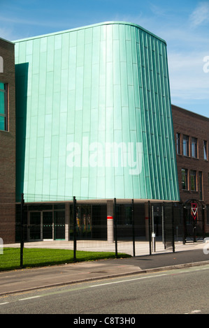 Der Haupteingang der Trinity Church Of England High School, Cambridge Street, Hulme, Manchester, England, UK Stockfoto