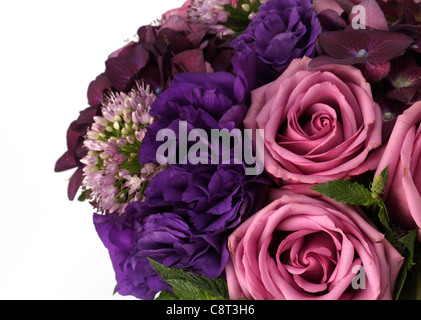 Eine Nahaufnahme von einem bunten Blumenstrauß. Rosa Rosen, lila Hortensie, Alliums, lebendige lila unbekannten Stockfoto